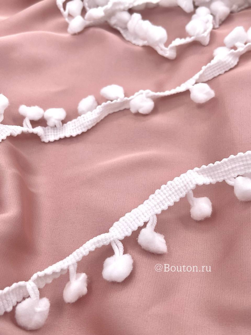 Тесьма с плюшевыми помпонами белая