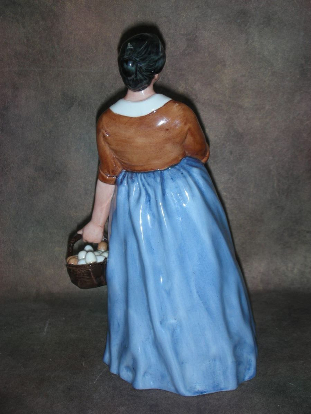 Статуэтка. Фарфор. Жена фермера. Royal Doulton. Англия