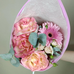 Нежный букет из французских роз эвкалипта герберы и кустовой розы в упаковке
