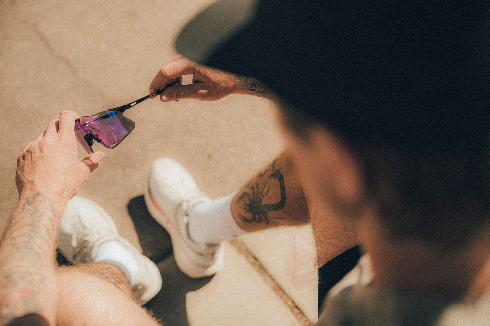 Спортивные очки 100% HYPERCRAFT Gloss Black - Purple Flash Mirror Photochromic Lens