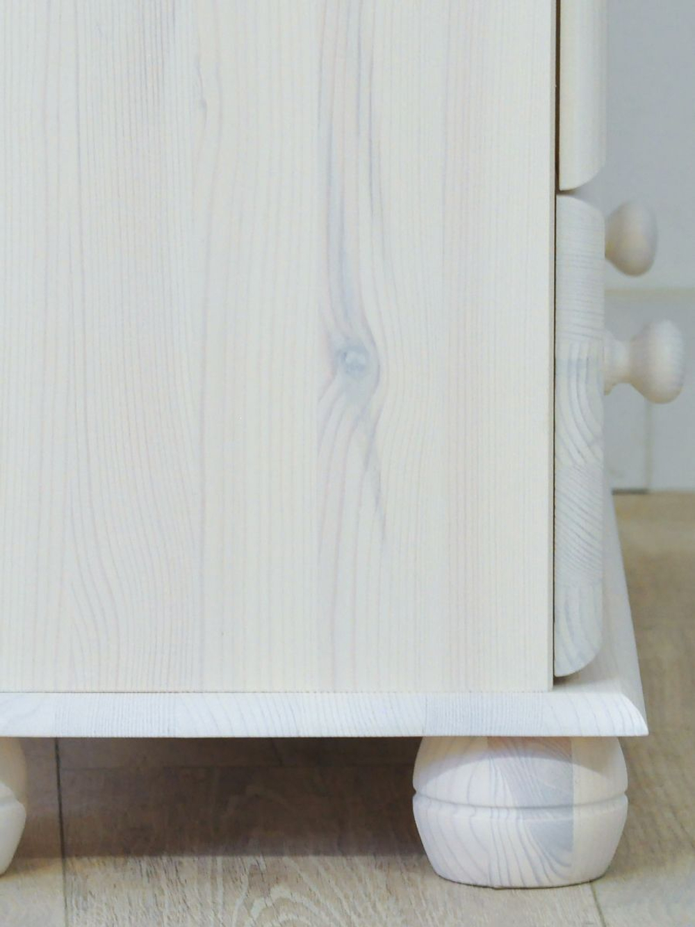 Шкаф-витрина Бритта двухдверная, с полками, массив сосны, белый воск