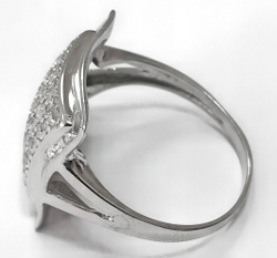 Ювелирное кольцо из серебра с фианитами