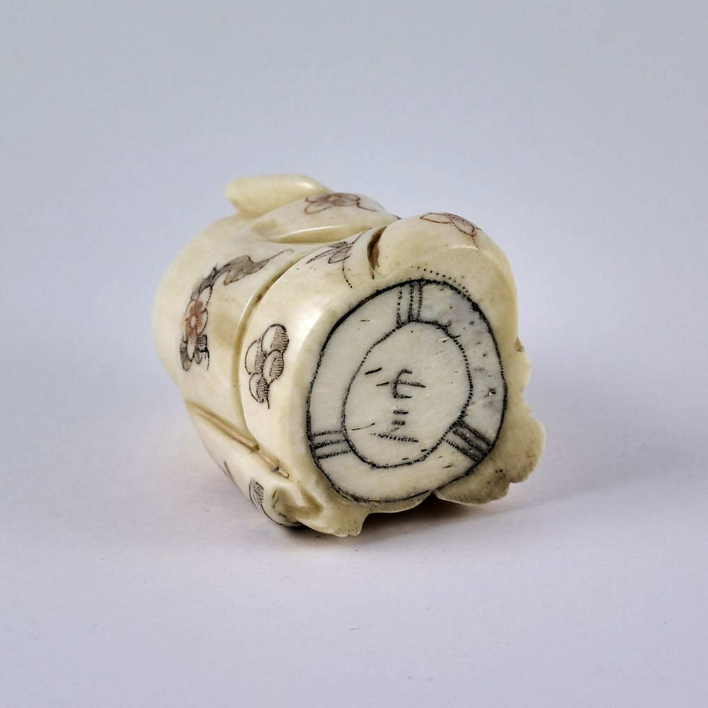 Нэцкэ Ребенок карако с письменными принадлежностями