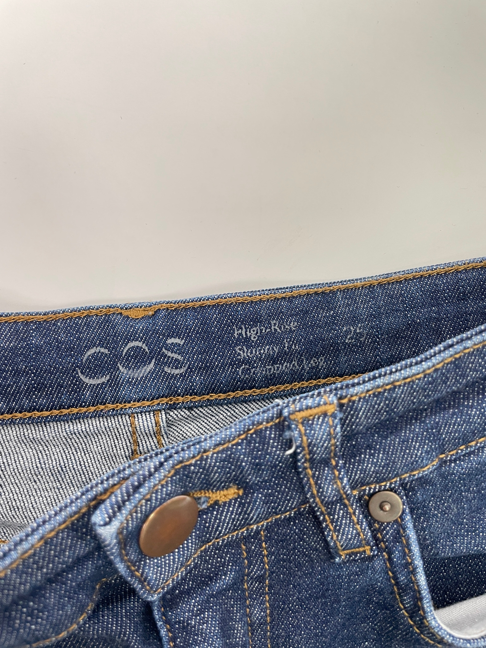 Джинсы COS