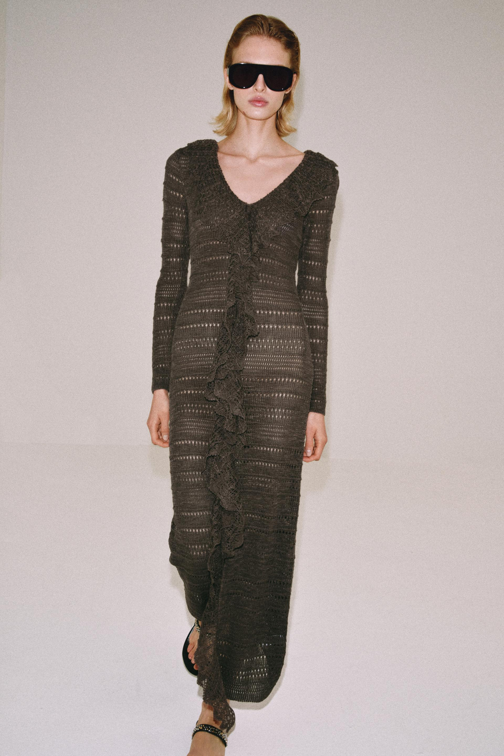 ZARA ПЛАТЬЕ ИЗ ТРИКОТАЖА POINTELLE С ВОЛАНАМИ, СЕРОВАТО-КОРИЧНЕВЫЙ