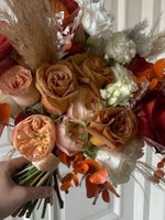 Свадебный букет из одноголовых роз, кортадерии, рускуса и лизиантуса