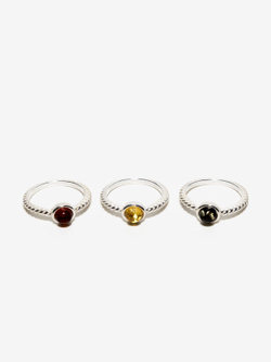 Кольцо с цельным янтарем коньячного цвета. Диаметр янтаря 3 мм