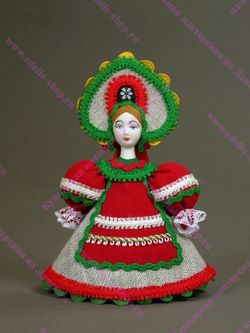 Малая подвесная кукла в красном переднике