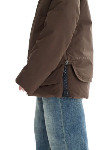 Коричневый пуховик с акцентной молнией