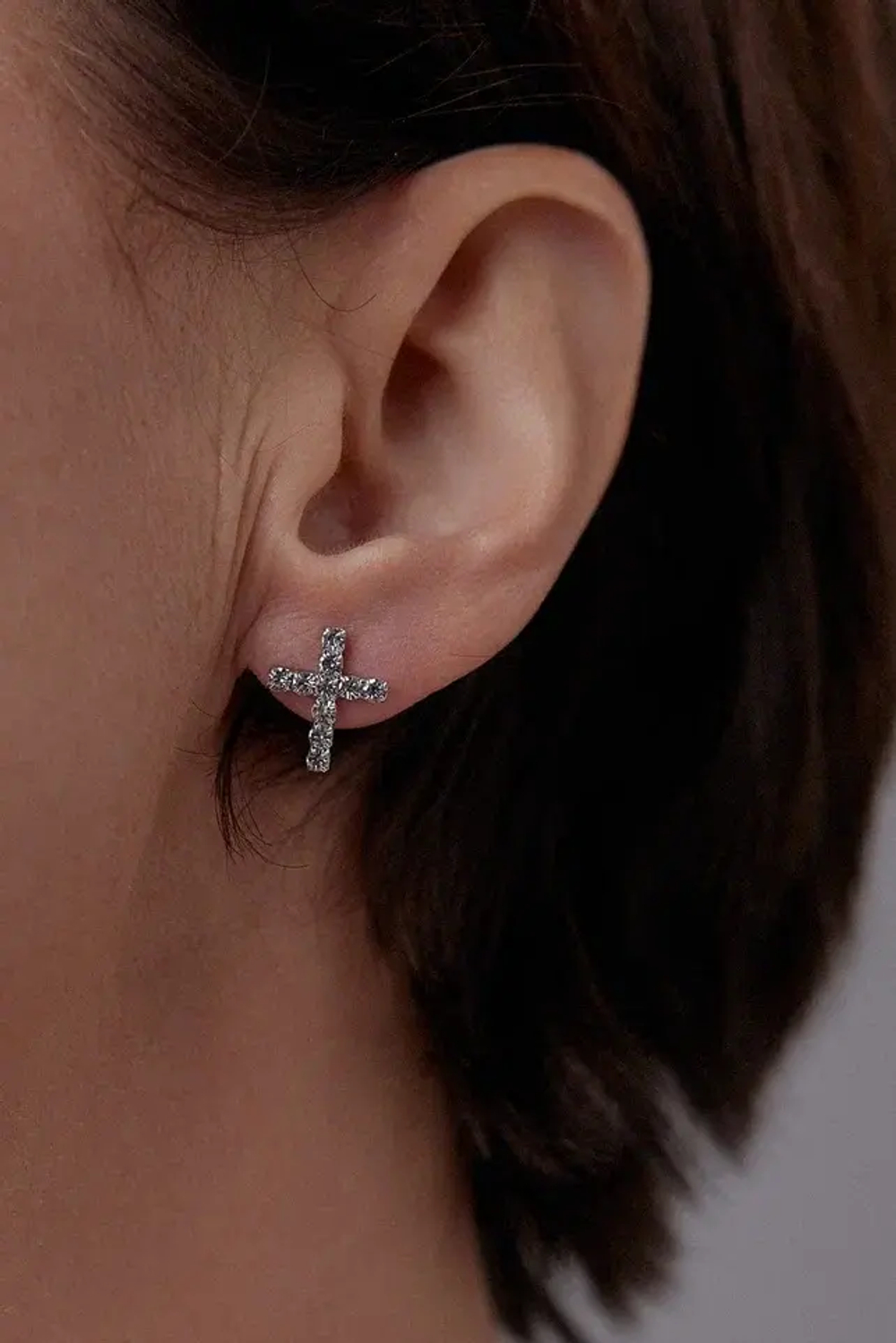 Серьги пусеты маленькие кресты с прозрачными кристаллами, оттенок серебро