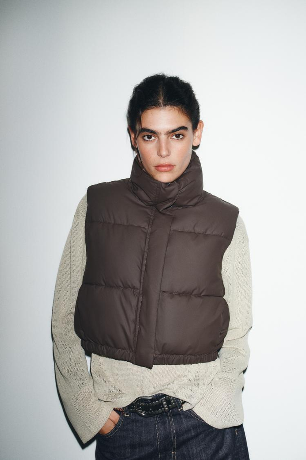 ZARA ПРОРЕЗИНЕННЫЙ СТЕГАНЫЙ ЖИЛЕТ, ТЕМНО-КОРИЧНЕВЫЙ