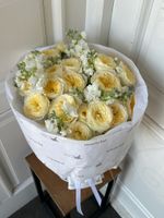 Букет сборный из кустовых пионовидных роз и маттиолы