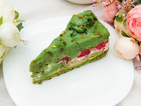 Торт фисташковый с малиной