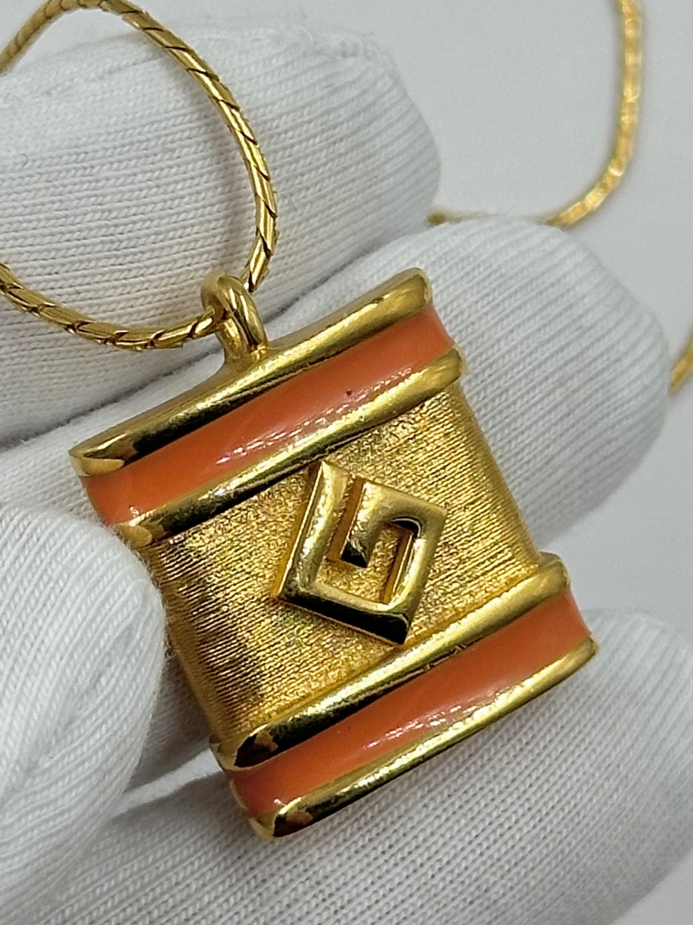 Кулон с лого и оранжевой эмалью Givenchy 1981 год