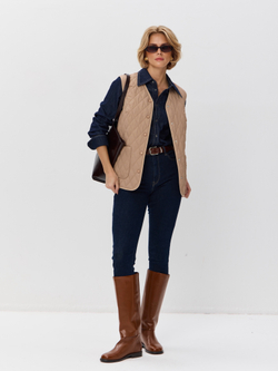 Легкий стеганый жилет с накладными карманами