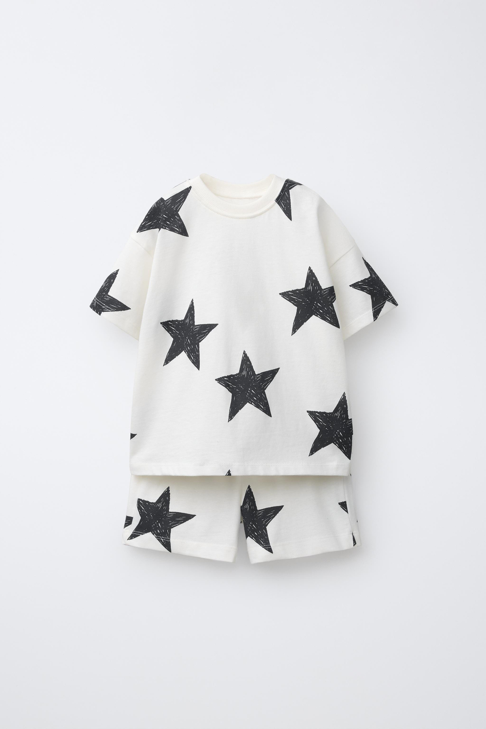 ZARA КОМПЛЕКТ ИЗ ФУТБОЛКИ И ШОРТ СО ЗВЕЗДАМИ, ЭКРЮ