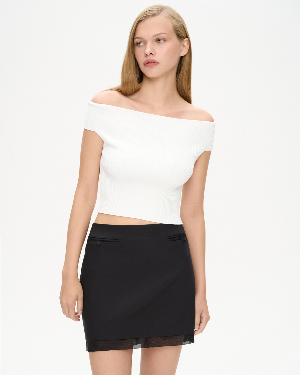 Топ трикотажный с открытыми плечами и короткими рукавами