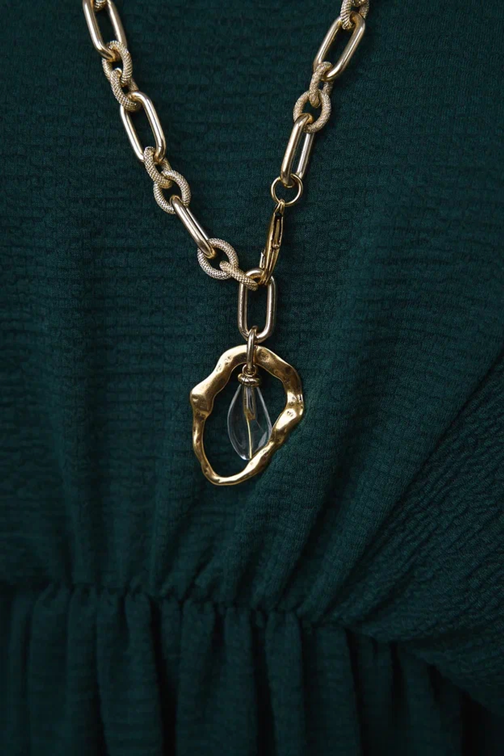 Цепь-трансформер длинная: овальные и рифленые золотые кольца, с горным хрусталем