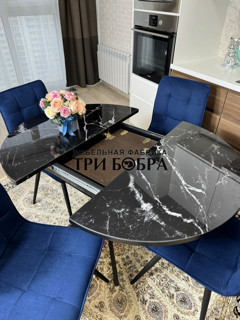 Круглый стеклянный раздвижной стол "Черный оникс" и стулья "ГУЧИ" синий