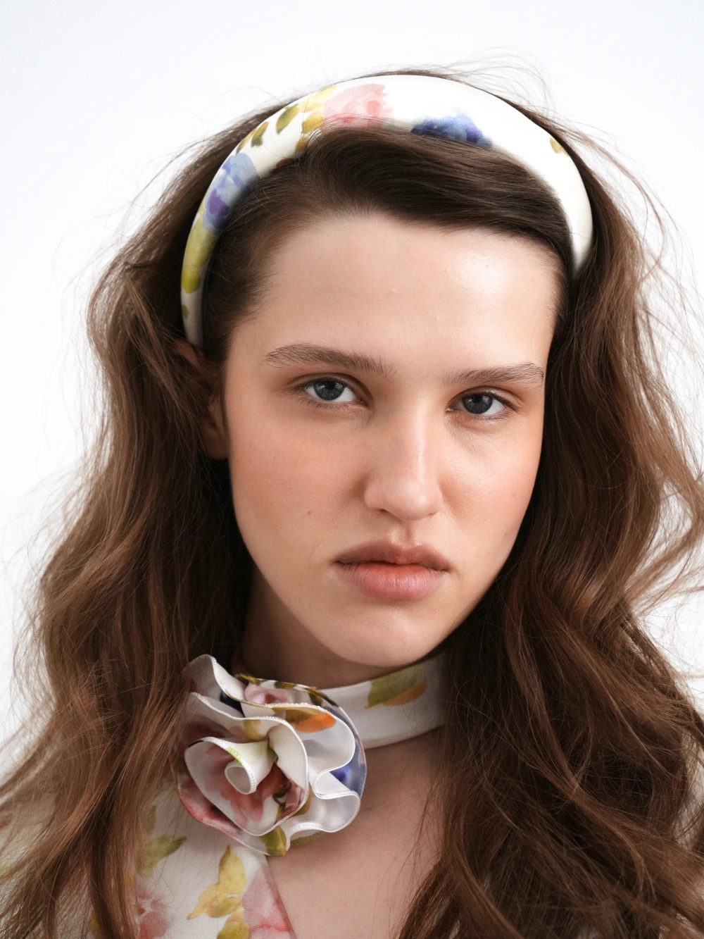 Ноэлиа (Noelia), ободок широкий из молочного атласа с цветочным принтом