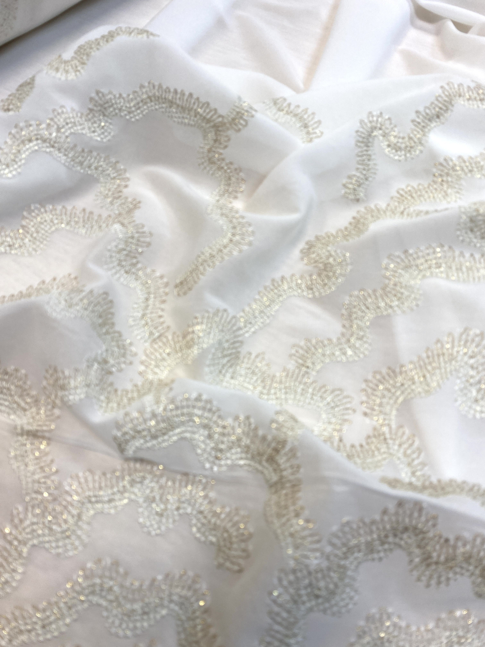 Ткань  натуральный шелк 100%с вышивкой (Италия) ш-120см  цена за 1м