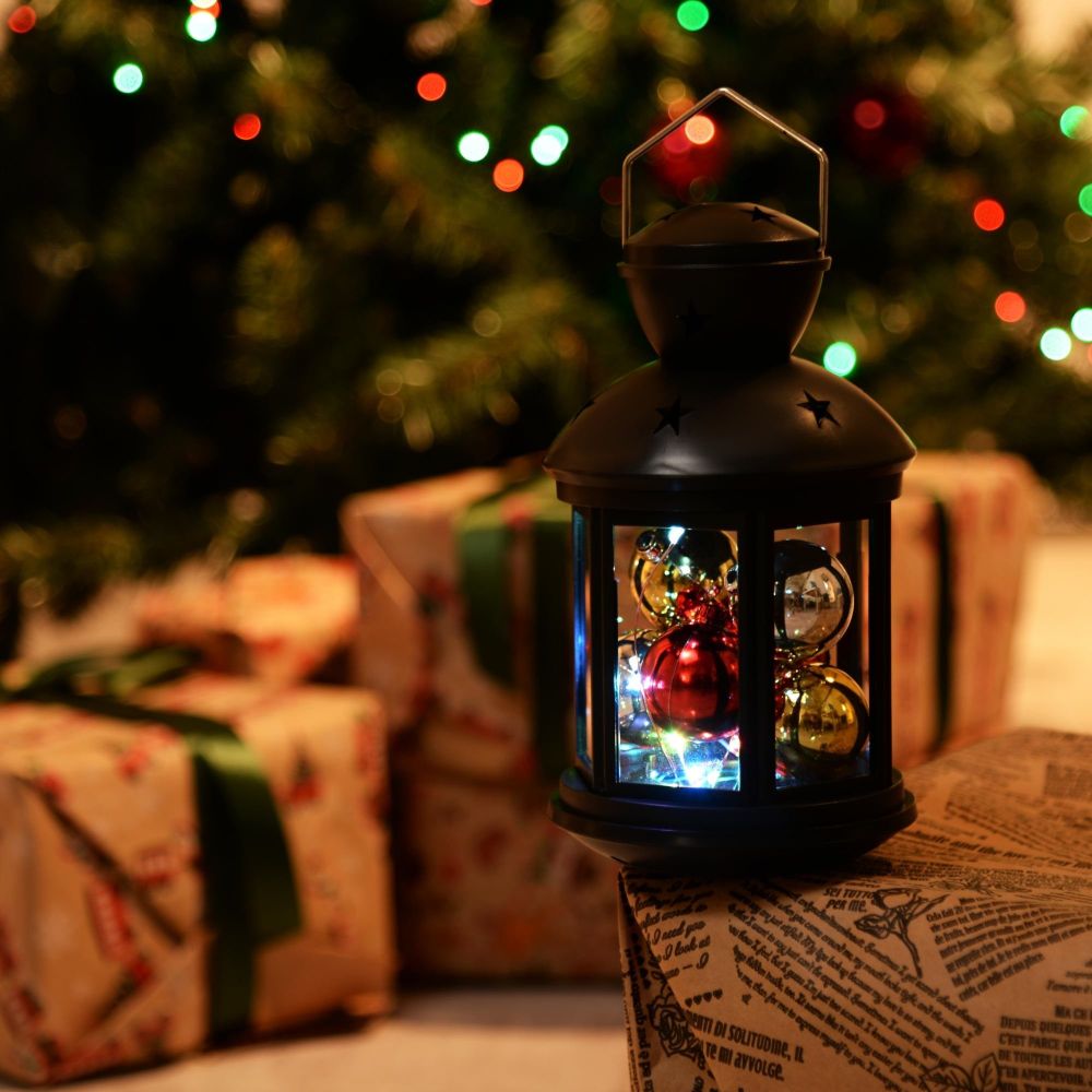 ULD-L1220-010-DTB-RGB BLACK Фонарь со светодиодной гирляндой внутри. на батарейке в комплект не входит. 10 светодиодов. RGB свет. Режим мигания. Черный корпус. 12x20 см. TM Uniel.