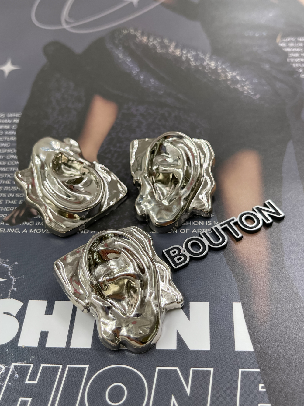 Пуговицы серебристые Скиапар. "Ухо"