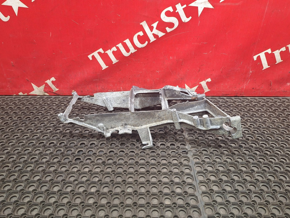 Кронштейн (уценено) фары левой