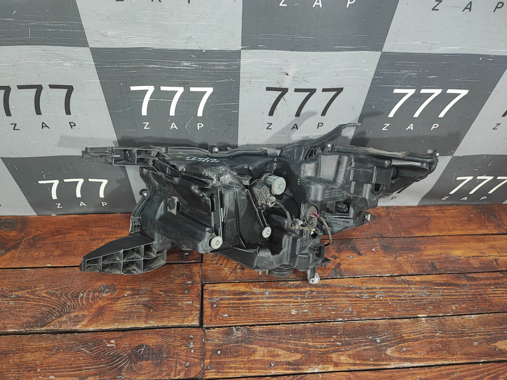 Фара правая LED Toyota Land Cruiser Prado 150 17-24 Б/У Оригинал 8114560N20