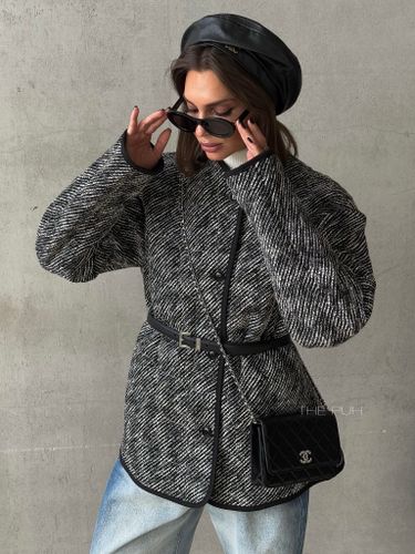 Черная куртка из твида с фигурной стежкой