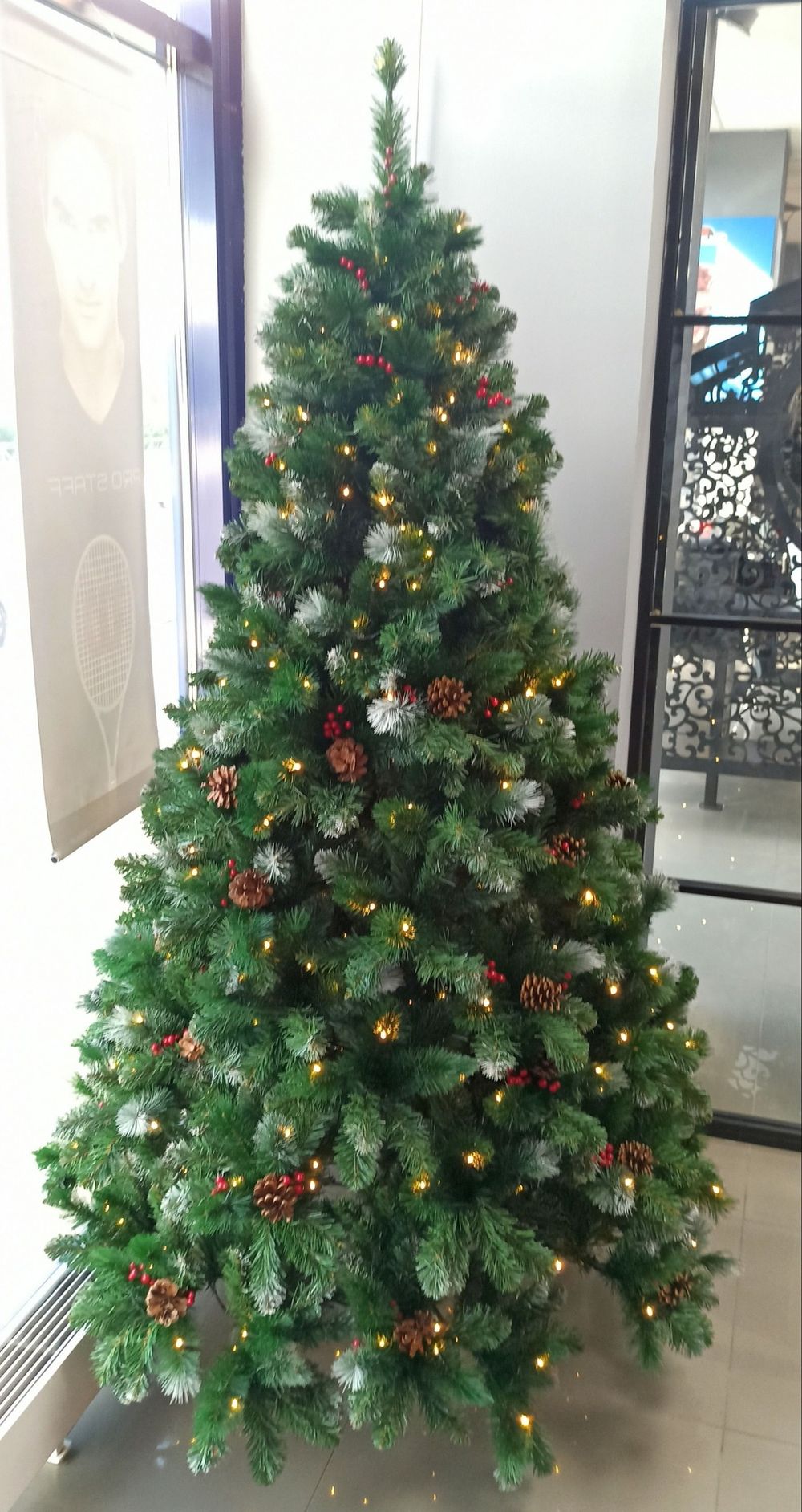 Заснеженная елка с гирлнядой «Очарование» с шишками и ягодами (Леска+пвх) 240 см / 2,4 м