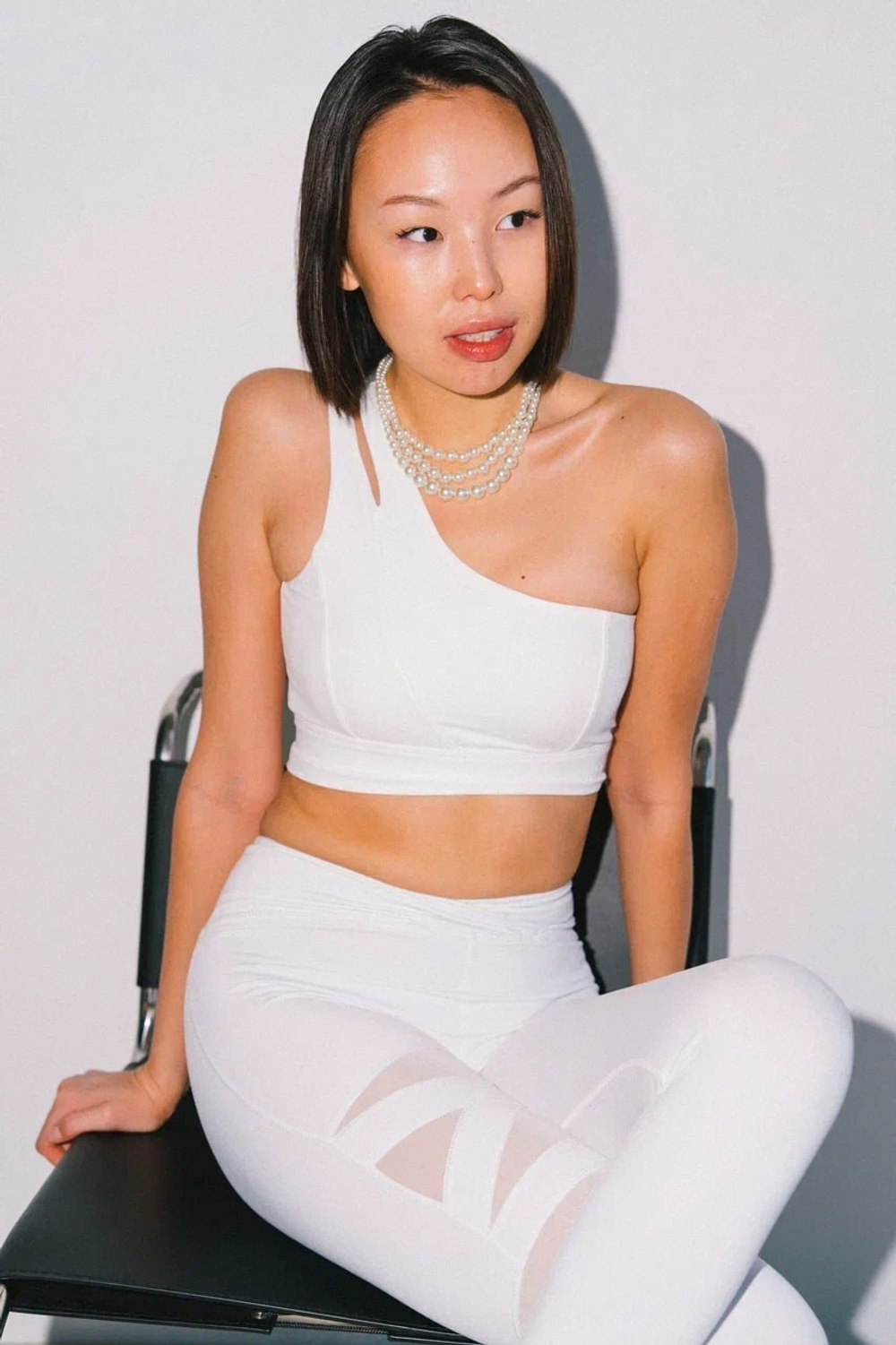 Спортивный топ на одно плечо