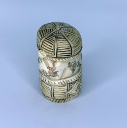 Нэцкэ Ребенок прячется в плетеной корзине