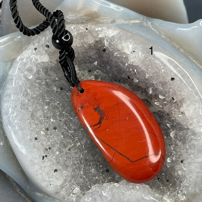 54056  Яшма красная Кулон галтовка на шнурке 37-38мм (Заряжено на Удачу)