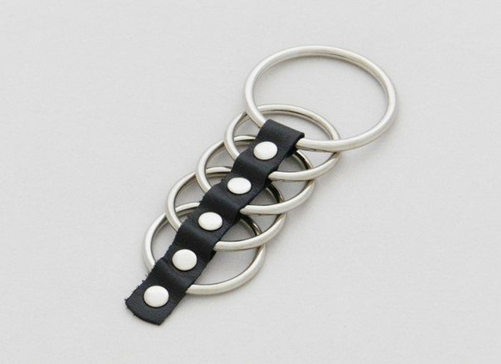 Сбруя на фаллос и мошонку из 5 колец (Цвет: серебристый с черным)