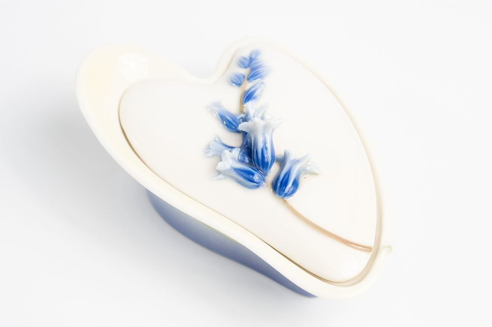 Шкатулка с крышкой с колокольчиками