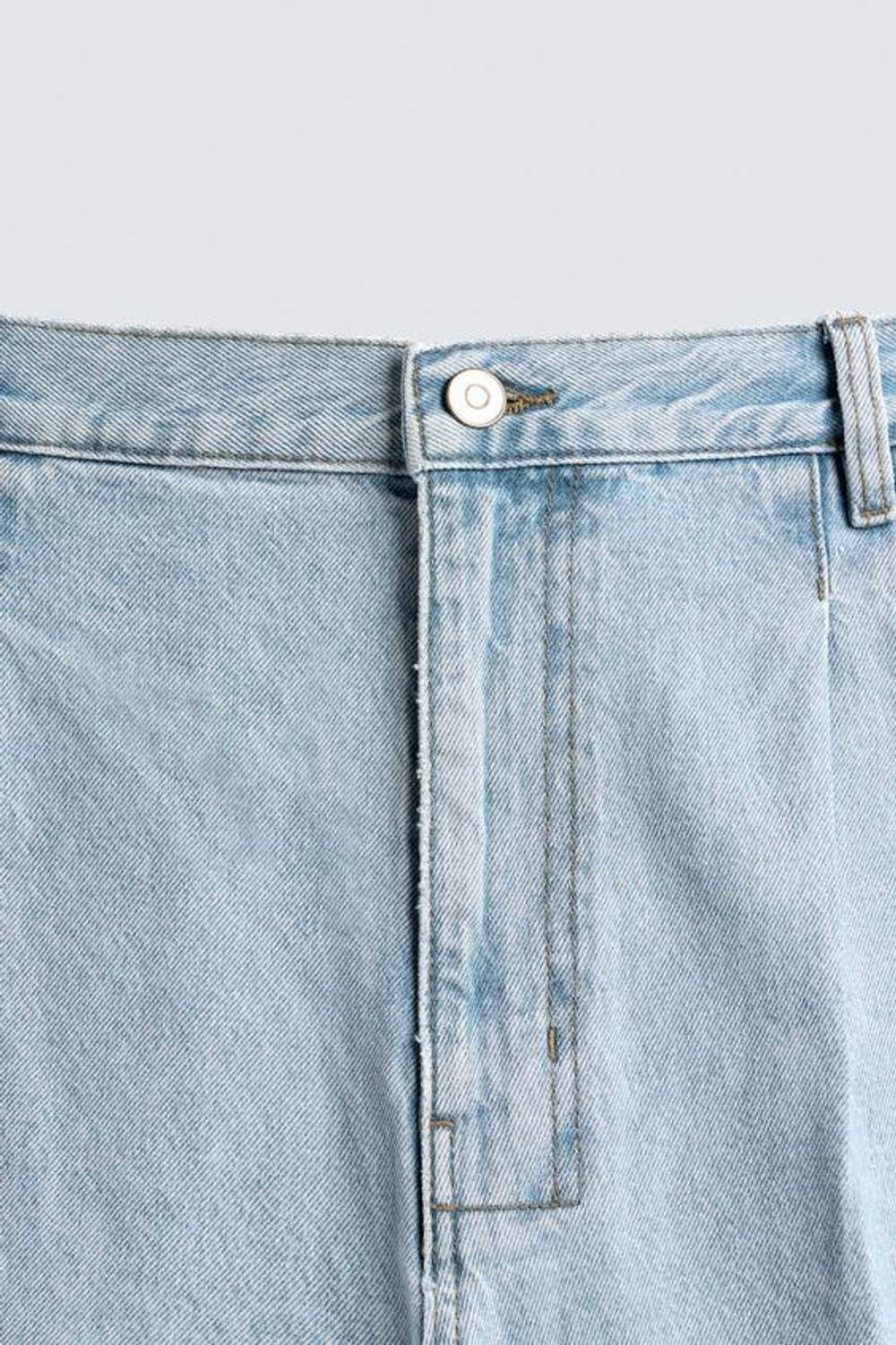 ZARA ДЖИНСОВЫЕ ШОРТЫ RELAXED FIT СО СКЛАДКАМИ, ГОЛУБОЙ