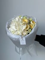 Букет сборный из кустовых пионовидных роз, диантусов, гортензии и ромашек