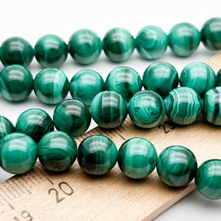 Малахит бусины, диаметр около 8,2-8,5 мм, цена за 11 шт (1/4 нити)
