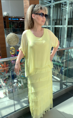 Желтое шелковое платье с шифоновой "рванкой"