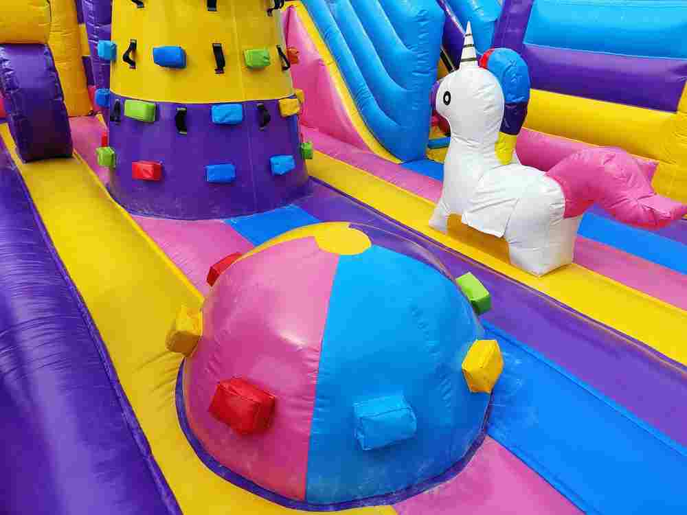 Коммерческий надувной батут "Комиксы" 7,5*5,5*3,15 м