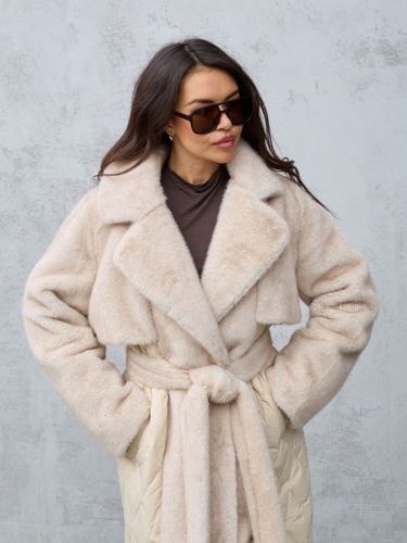 Бежевый комбинированный пуховик с капюшоном и поясом