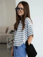 Футболка для девочки в серую полоску