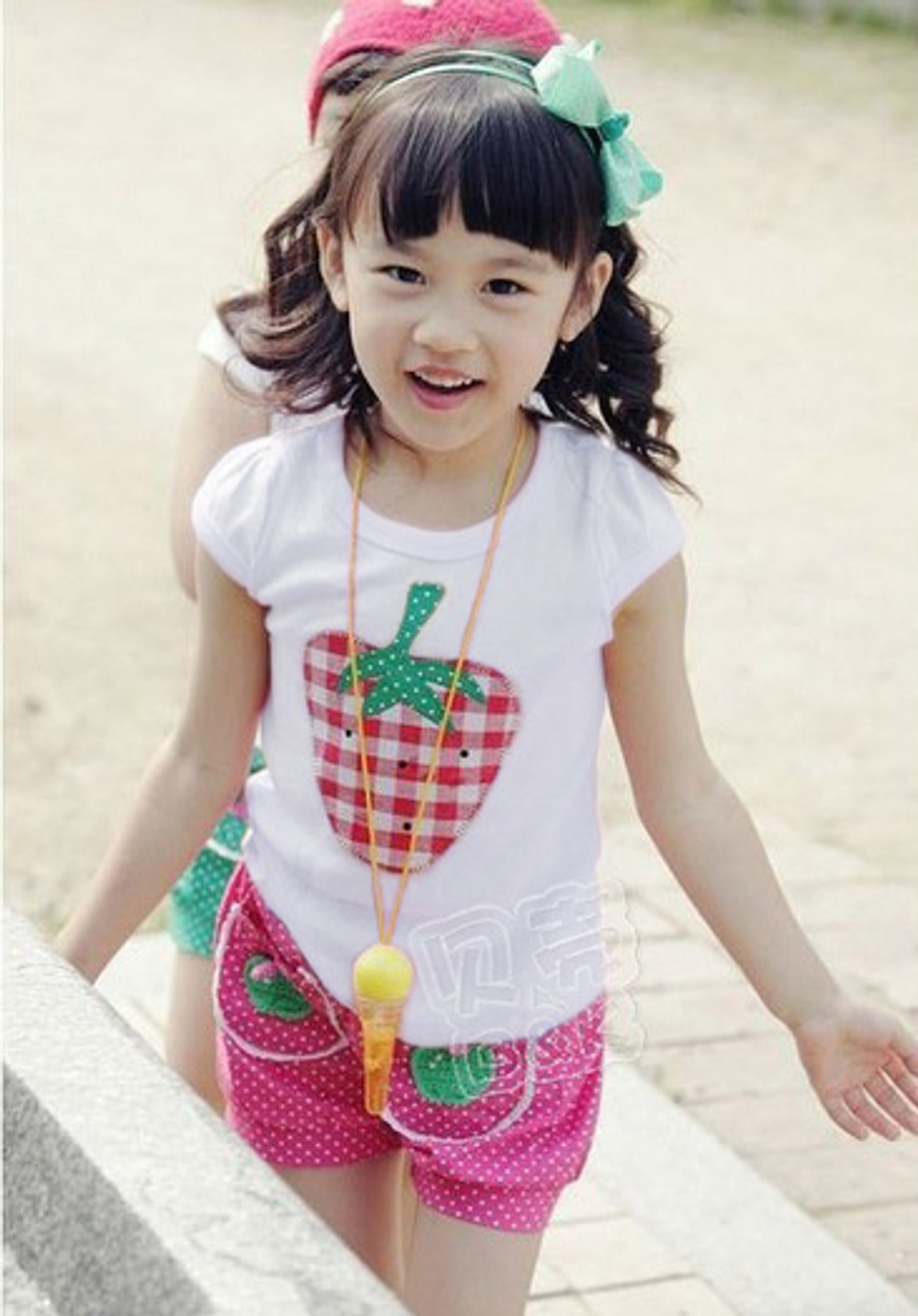 Футболка с круглым вырезом и аппликацией клубники