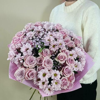 Нежный букет из фиолетовых кустовых роз кустовых ромашек и гипсофилы XL в упаковке