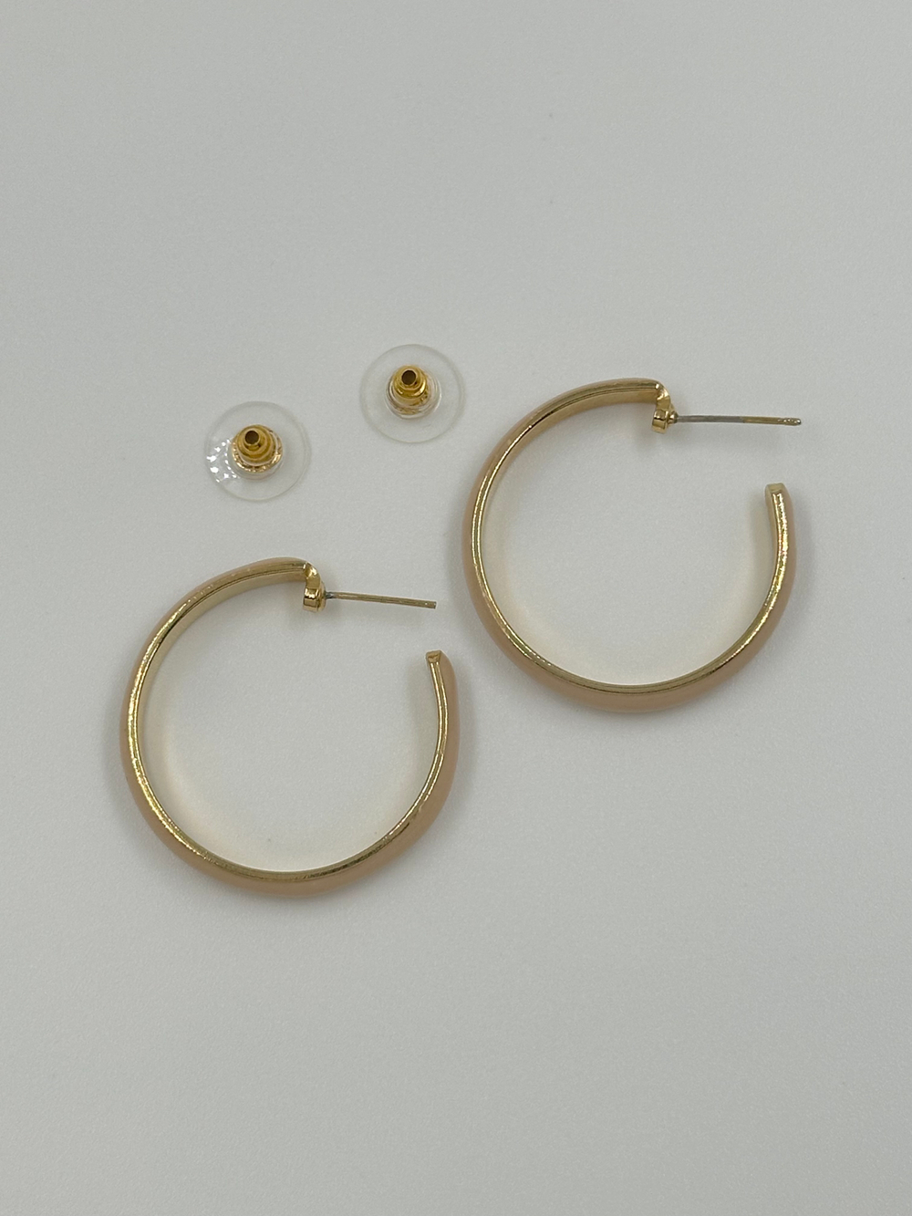 Серьги кольца с бежевой эмалью