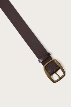 РЕМЕНЬ ИЗ КОЖИ С МЕТАЛЛИЧЕСКОЙ ПРЯЖКОЙ