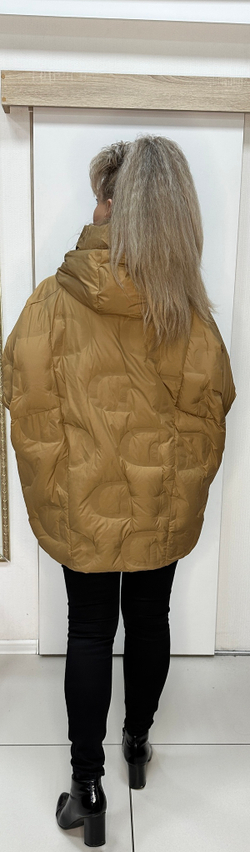 Красивый куртка-пуховик в цвете капучино