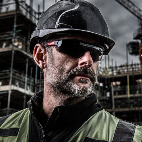 Очки защитные Milwaukee ENHANCED с покрытием AS/AF затемненные