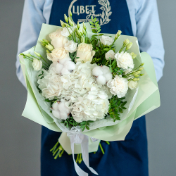 Белый букет с гоортензией и хлопком